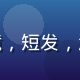 编辑阿澈，戴眼镜，短发，浅灰色毛衣，微笑